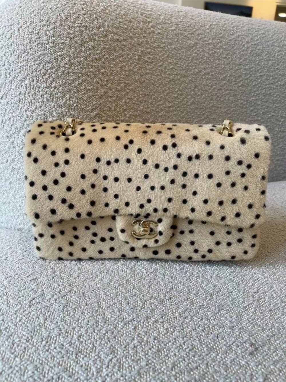 Classic CHANEL Bags: A Stylish and Versatile Choice for Elegance - Picture 1 of 4